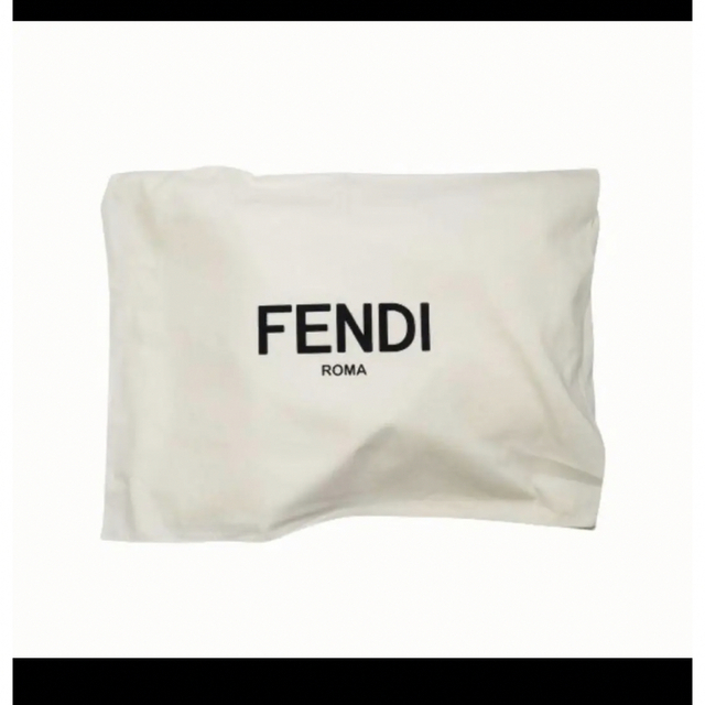 FENDI(フェンディ)の新品　FENDI マフラー　ホワイト　ウールマフラー　ロゴ　クリスマス　ギフト レディースのファッション小物(マフラー/ショール)の商品写真