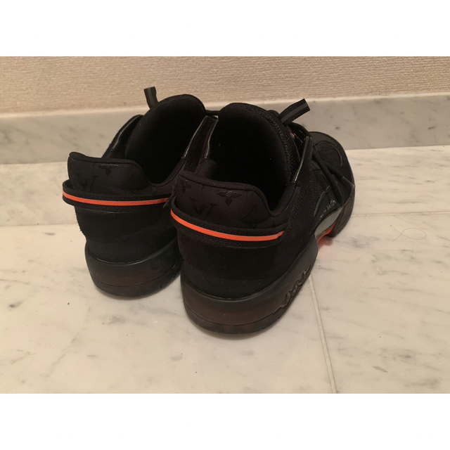LOUIS VUITTON(ルイヴィトン)のヴィトン アビューライン スニーカー 7 メンズ ブラック×オレンジGO1220 メンズの靴/シューズ(スニーカー)の商品写真