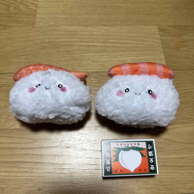 お寿司（エビ）（サーモン）キーチェーン エンタメ/ホビーのおもちゃ/ぬいぐるみ(ぬいぐるみ)の商品写真