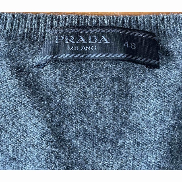 PRADA(プラダ)のPRADA プラダ セーター カシミヤ 100% Vネック　48 メンズのトップス(ニット/セーター)の商品写真