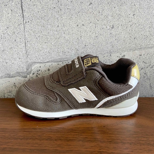 New Balance(ニューバランス)の【新品】15.5センチ ブラウン ニューバランス スニーカー キッズ キッズ/ベビー/マタニティのキッズ靴/シューズ(15cm~)(スニーカー)の商品写真