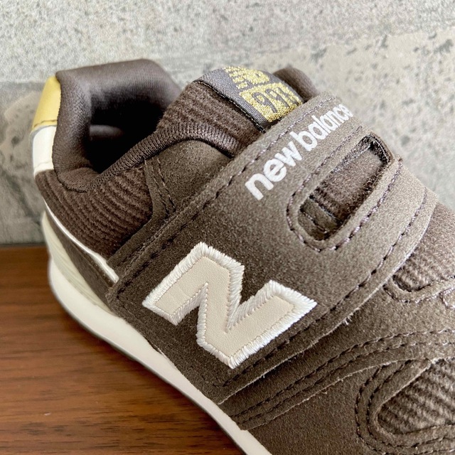 New Balance(ニューバランス)の【新品】15.5センチ ブラウン ニューバランス スニーカー キッズ キッズ/ベビー/マタニティのキッズ靴/シューズ(15cm~)(スニーカー)の商品写真