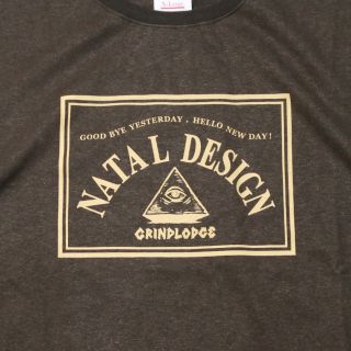 ネイタルデザイン(NATAL DESIGN)のGRINDLODGE × NATAL DESIGN LOGO TEE (Tシャツ/カットソー(半袖/袖なし))