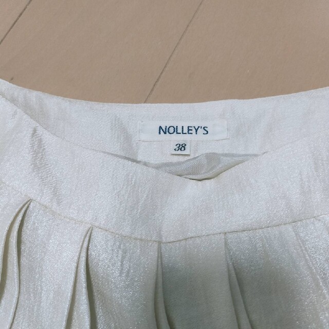 NOLLEY'S(ノーリーズ)のNOLLEY’S白色プリーツスカート size38 レディースのスカート(ひざ丈スカート)の商品写真