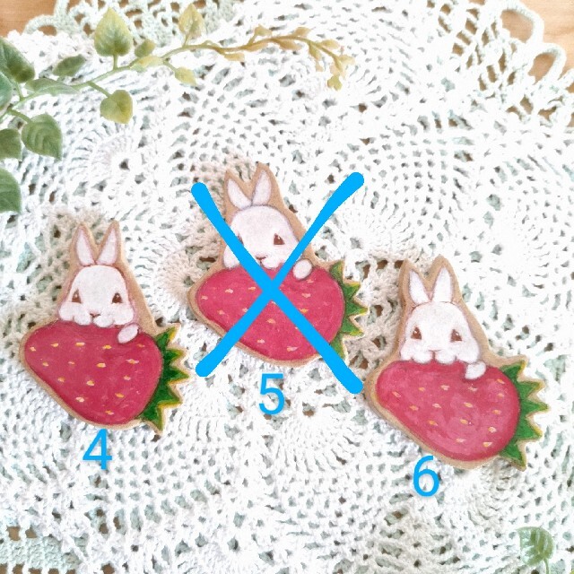 大きなイチゴとウサギの箸置き2個セット∶B ハンドメイドの生活雑貨(雑貨)の商品写真