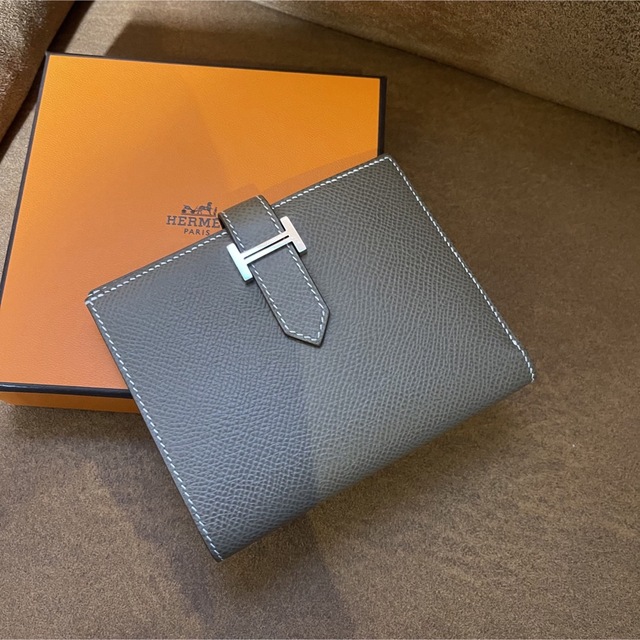 Hermes(エルメス)の2020年モデル HERMES ベアン コンパクト エトゥープ レディースのファッション小物(財布)の商品写真