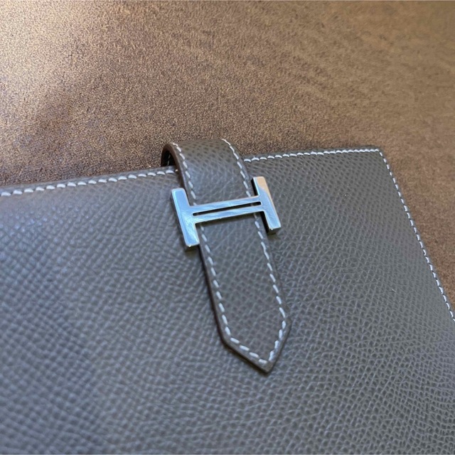 Hermes(エルメス)の2020年モデル HERMES ベアン コンパクト エトゥープ レディースのファッション小物(財布)の商品写真