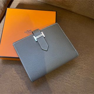 エルメス(Hermes)の2020年モデル HERMES ベアン コンパクト エトゥープ(財布)