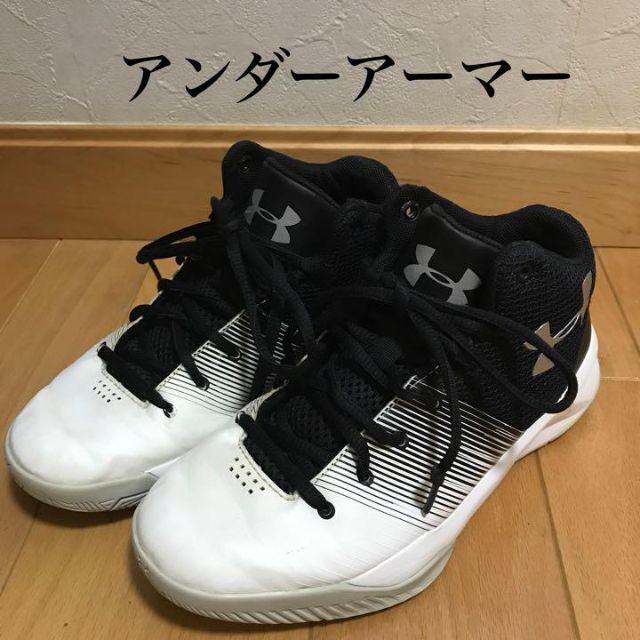 UNDER ARMOUR(アンダーアーマー)のアンダーアーマー 22.5cm 運動靴 バスケットシューズ スニーカー キッズ/ベビー/マタニティのキッズ靴/シューズ(15cm~)(スニーカー)の商品写真