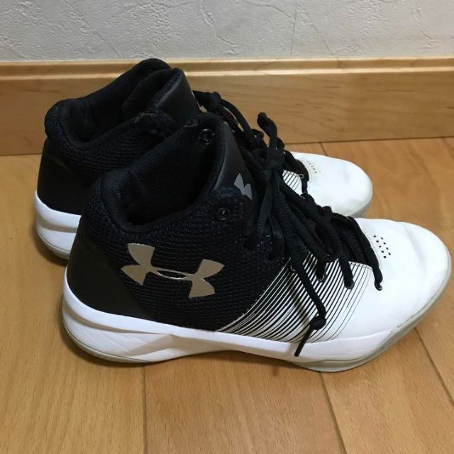 UNDER ARMOUR(アンダーアーマー)のアンダーアーマー 22.5cm 運動靴 バスケットシューズ スニーカー キッズ/ベビー/マタニティのキッズ靴/シューズ(15cm~)(スニーカー)の商品写真