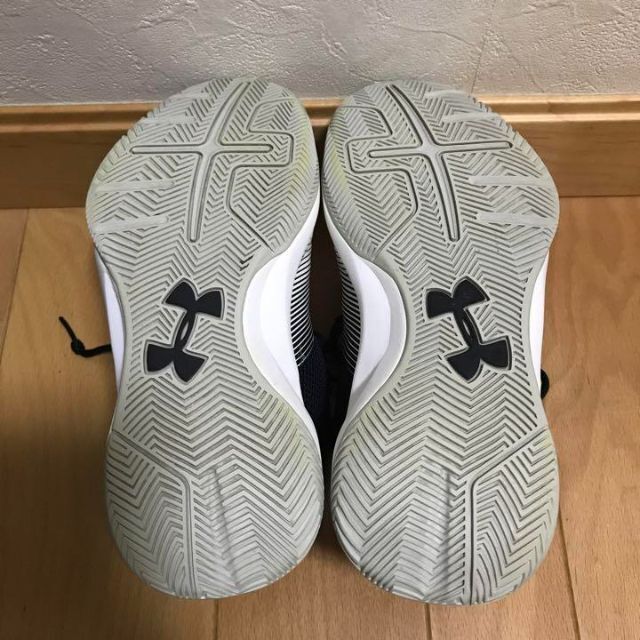 UNDER ARMOUR(アンダーアーマー)のアンダーアーマー 22.5cm 運動靴 バスケットシューズ スニーカー キッズ/ベビー/マタニティのキッズ靴/シューズ(15cm~)(スニーカー)の商品写真