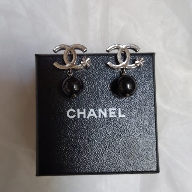 CHANEL(シャネル)のCHANEL❤ピアス ココマーククローバー ブラックパールスイングピアス値下げ❌ レディースのアクセサリー(ピアス)の商品写真