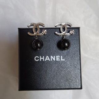 シャネル(CHANEL)のCHANEL❤ピアス ココマーククローバー ブラックパールスイングピアス値下げ❌(ピアス)