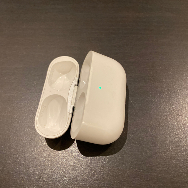 Apple(アップル)のAirpods Pro ケース　A2190 第一世代 スマホ/家電/カメラのオーディオ機器(ヘッドフォン/イヤフォン)の商品写真