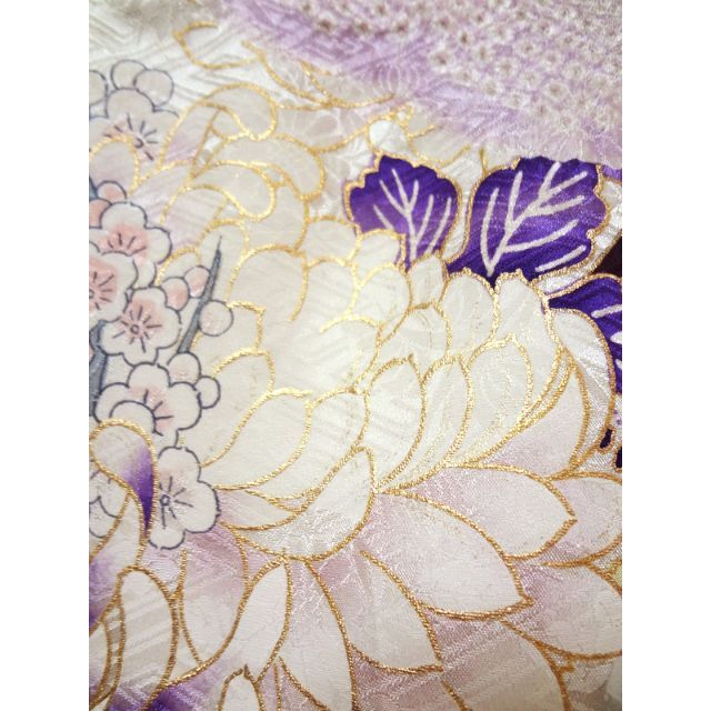 淡い紫色の絞りに牡丹や花々　振袖