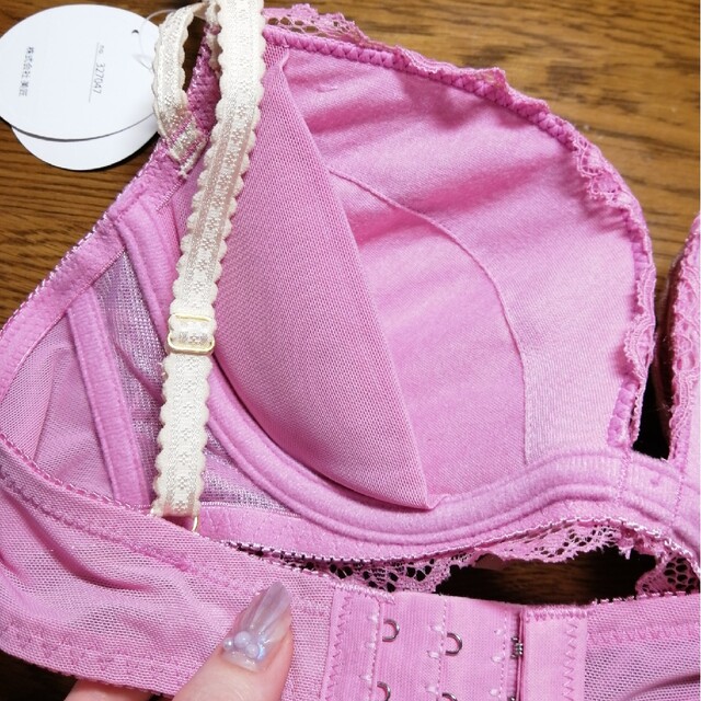 薔薇　刺繍　ピンク　ゴージャス　かわいい　リボン レディースの下着/アンダーウェア(ブラ)の商品写真