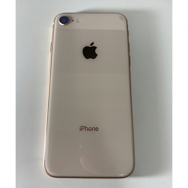 iPhone(アイフォーン)の美品 iPhone8 docomo 64GB ゴールド simフリー 中古 スマホ/家電/カメラのスマートフォン/携帯電話(スマートフォン本体)の商品写真