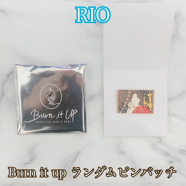 NiziU(ニジュー)のRIO NiziU Burn it up ランダムピンバッチ エンタメ/ホビーのタレントグッズ(アイドルグッズ)の商品写真