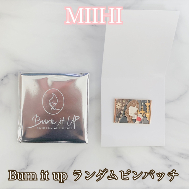 NiziU(ニジュー)のMIIHI NiziU Burn it up ランダムピンバッチ エンタメ/ホビーのタレントグッズ(アイドルグッズ)の商品写真