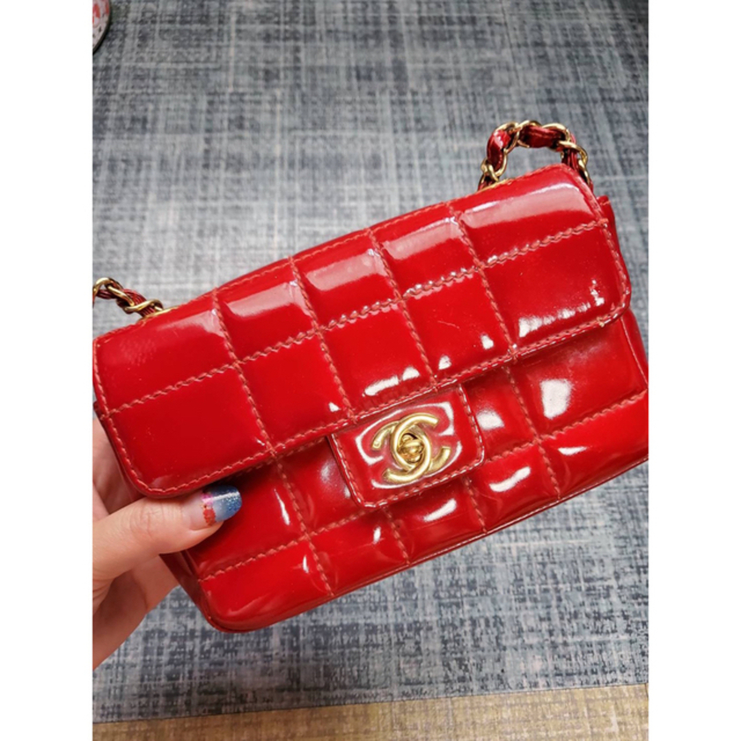 CHANEL マトラッセ チョコバーバッグレッド エナメル ショルダーななめがけ CHANEL マトラッセ チョコバーバッグレッド エナメル ショルダーななめがけ