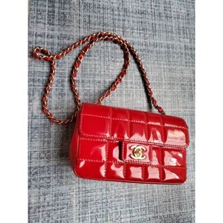 シャネル(CHANEL)のCHANEL マトラッセ　チョコバーバッグレッド　エナメル　ショルダーななめがけ(ショルダーバッグ)