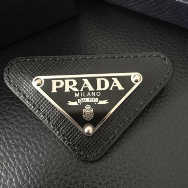 定番日本製 プラダ★PRADA 三角ロゴ ブローチ NEW国産