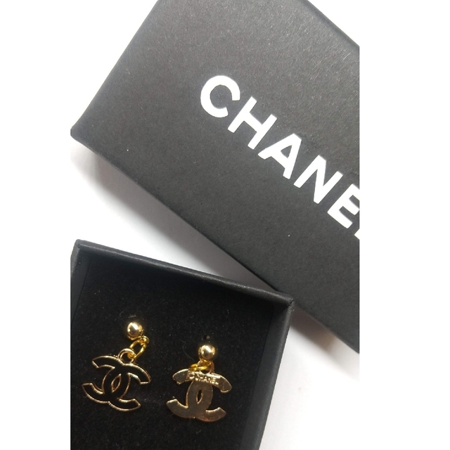 CHANEL(シャネル)の正規品◆CHANEL◆ボタンピアス◆黒玉×ゴールド◆金属アレルギー対応 レディースのアクセサリー(ピアス)の商品写真