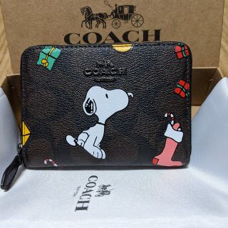 コーチ(COACH)のCOACH  折り財布　黒系シグネチャー　スヌーピー(財布)