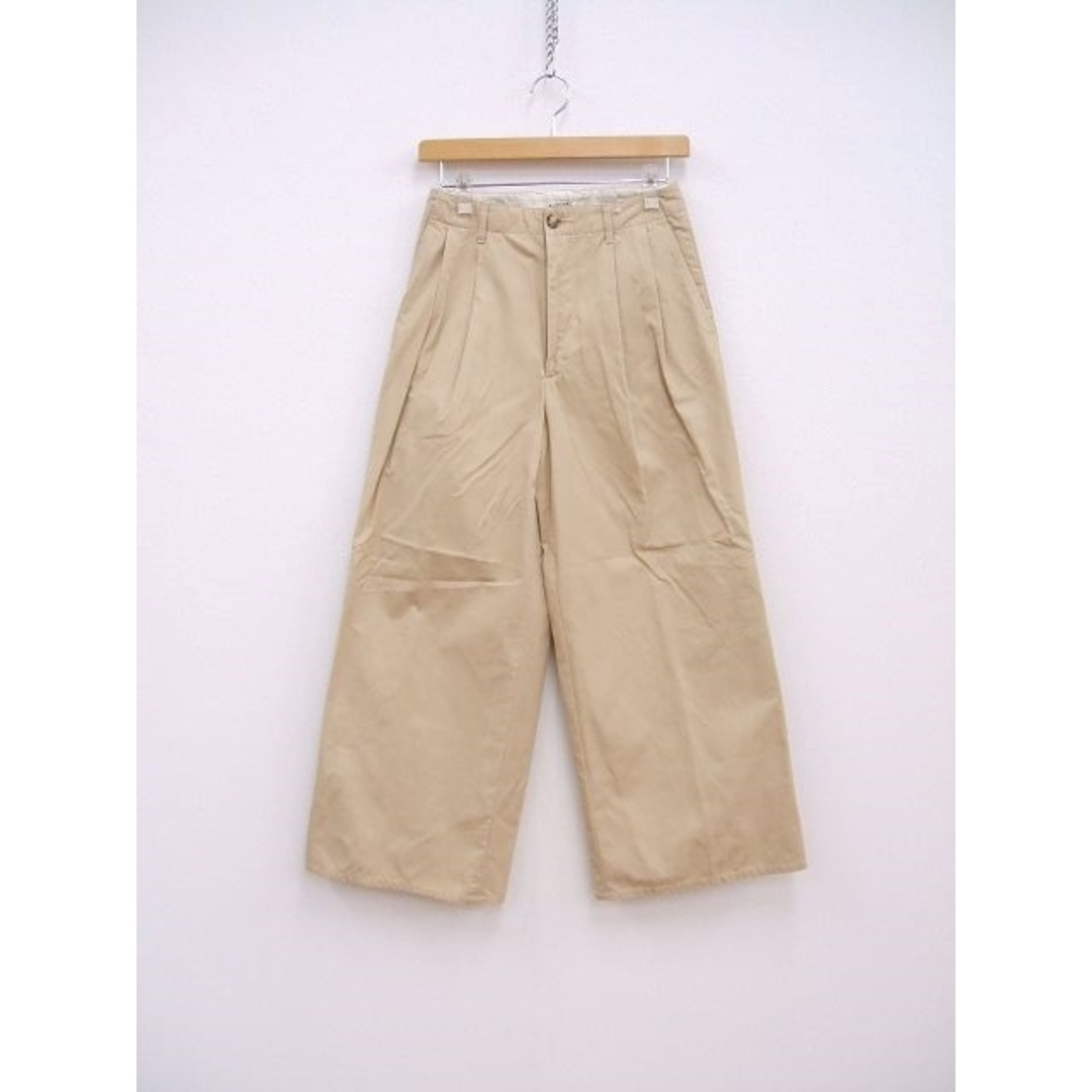 AURALEE(オーラリー)のAURALEE A20SP02CN WASHED FINX LIGHT CHINO TUCK WIDE PANTS ライトチノタックワイドパンツ ベージュ レディース オーラリー【中古】2-1211M♪ レディースのパンツ(チノパン)の商品写真