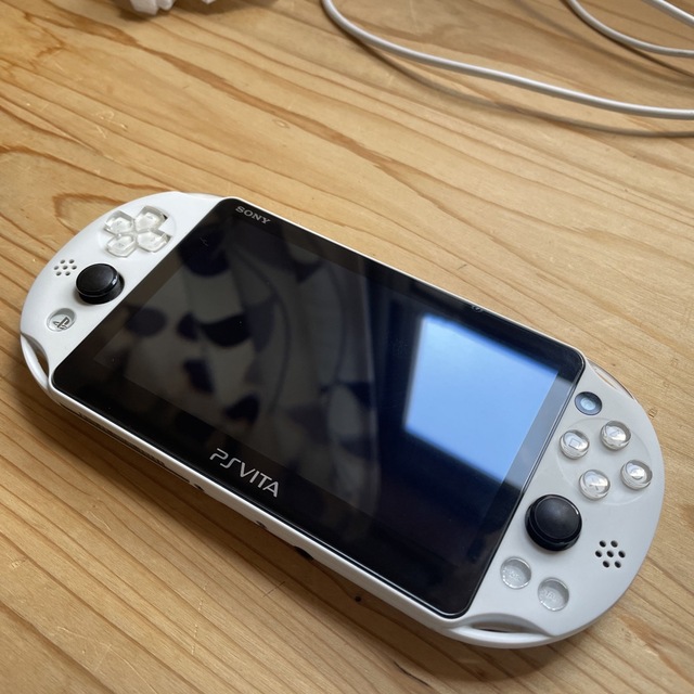 PlayStation Vita(プレイステーションヴィータ)のps vita 2000 美品　FW3.65 ホワイト　ボタン完動 エンタメ/ホビーのゲームソフト/ゲーム機本体(携帯用ゲーム機本体)の商品写真