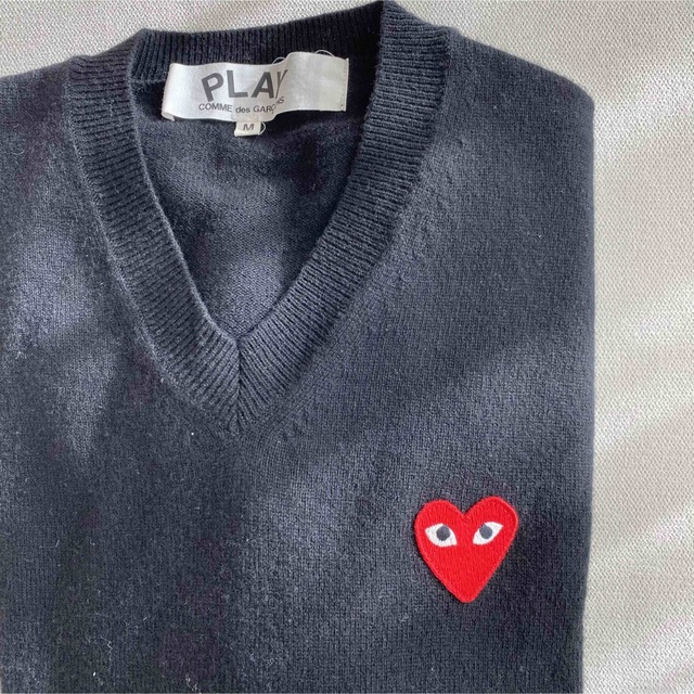 COMME des GARCONS(コムデギャルソン)の☆美品☆PLAY COMME des GARCONS Vネックセーター　Mサイズ メンズのトップス(ニット/セーター)の商品写真