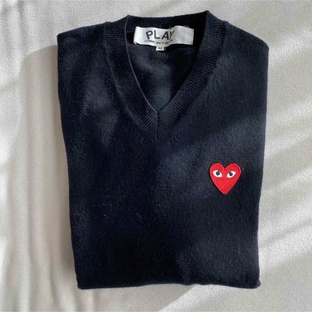 COMME des GARCONS(コムデギャルソン)の☆美品☆PLAY COMME des GARCONS Vネックセーター　Mサイズ メンズのトップス(ニット/セーター)の商品写真