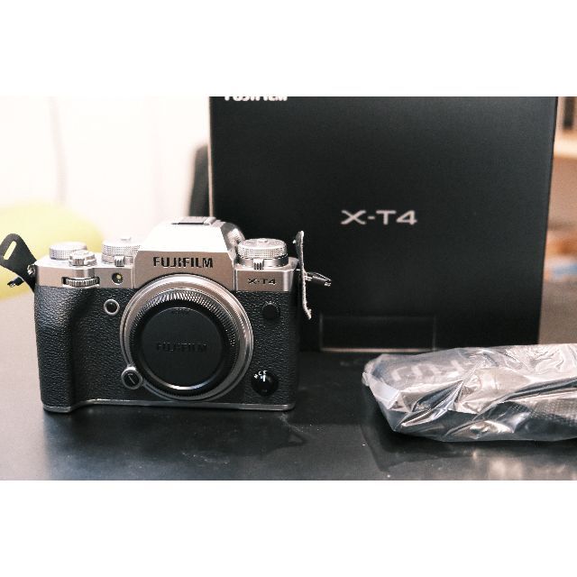 【美品】FUJIFILM X-T4 ボディ+ Small RigL型グリップ スマホ/家電/カメラのカメラ(ミラーレス一眼)の商品写真