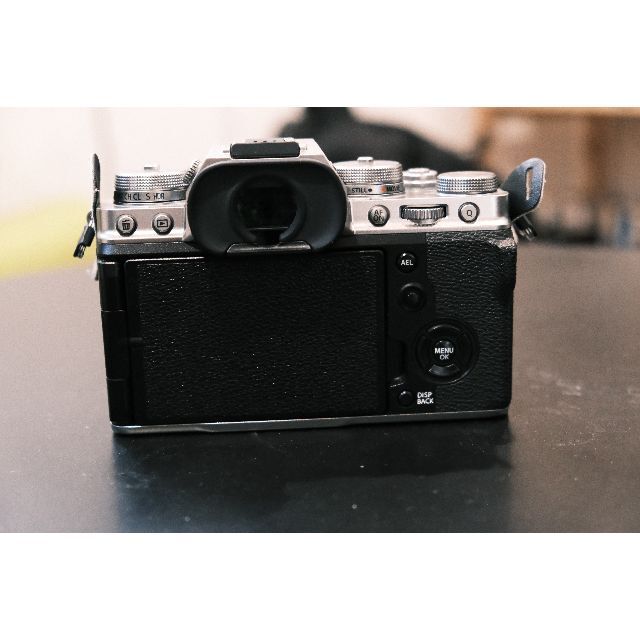 【美品】FUJIFILM X-T4 ボディ+ Small RigL型グリップ スマホ/家電/カメラのカメラ(ミラーレス一眼)の商品写真