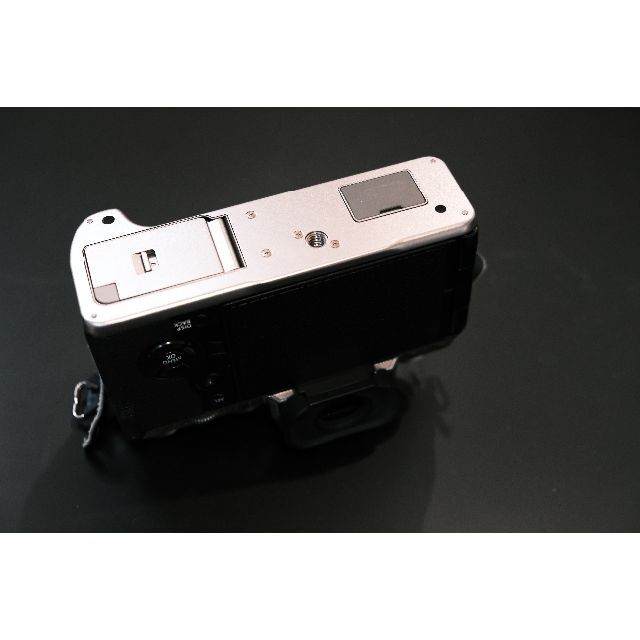 【美品】FUJIFILM X-T4 ボディ+ Small RigL型グリップ スマホ/家電/カメラのカメラ(ミラーレス一眼)の商品写真