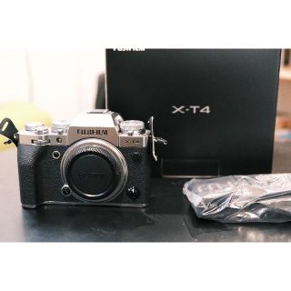 【美品】FUJIFILM X-T4 ボディ+ Small RigL型グリップ(ミラーレス一眼)