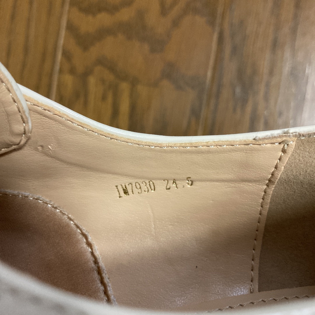 イリマ　ドレスシューズ　厚底　エナメル　ベージュ　クリーム レディースの靴/シューズ(ローファー/革靴)の商品写真