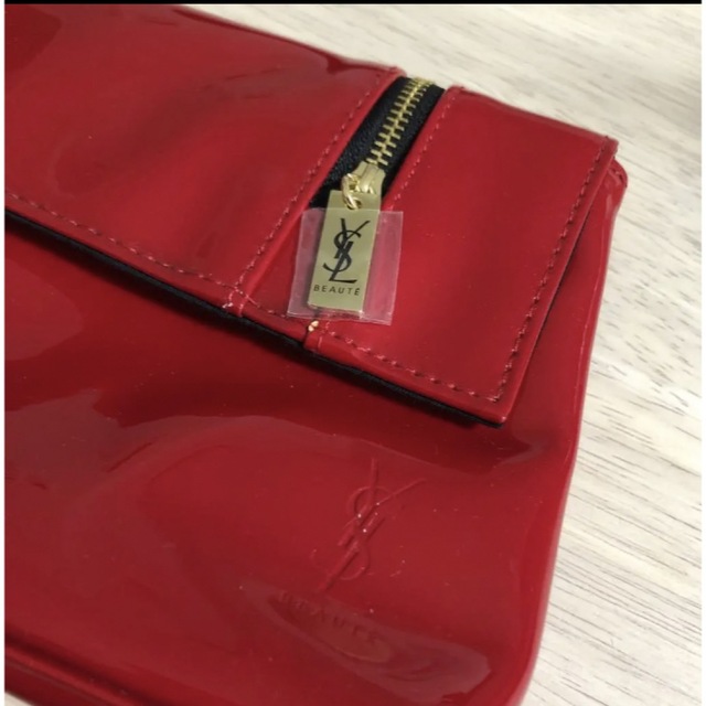 おしゃれ 未使用 イヴ・サンローラン YSL エナメルポーチ レッド
