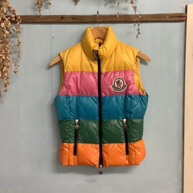 MONCLER(モンクレール)の★ダウンベスト美品★モンクレールmoncler 限定カラー レディースのジャケット/アウター(ダウンベスト)の商品写真