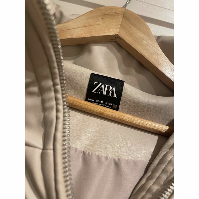 ZARA(ザラ)のzara フェイクレザーパフジャケット レディースのジャケット/アウター(ダウンジャケット)の商品写真