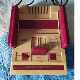 ニンテンドウ(任天堂)の任天堂 初期型ファミコン 本体 四角ボタン 中古  HVC-001(家庭用ゲーム機本体)