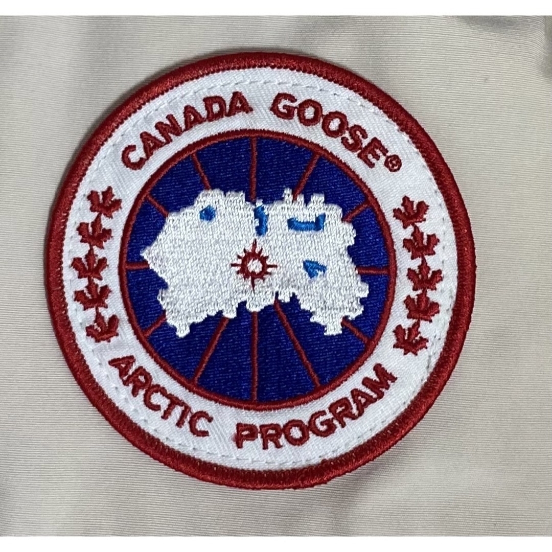 CANADA GOOSE(カナダグース)のカナダグース　Canada goose  パーカー　メンズ　XXL ホワイト メンズのジャケット/アウター(ダウンジャケット)の商品写真