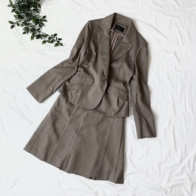 anySiS(エニィスィス)のanysis エニィスィス スカートスーツセットアップ ブラウン レディースのフォーマル/ドレス(スーツ)の商品写真