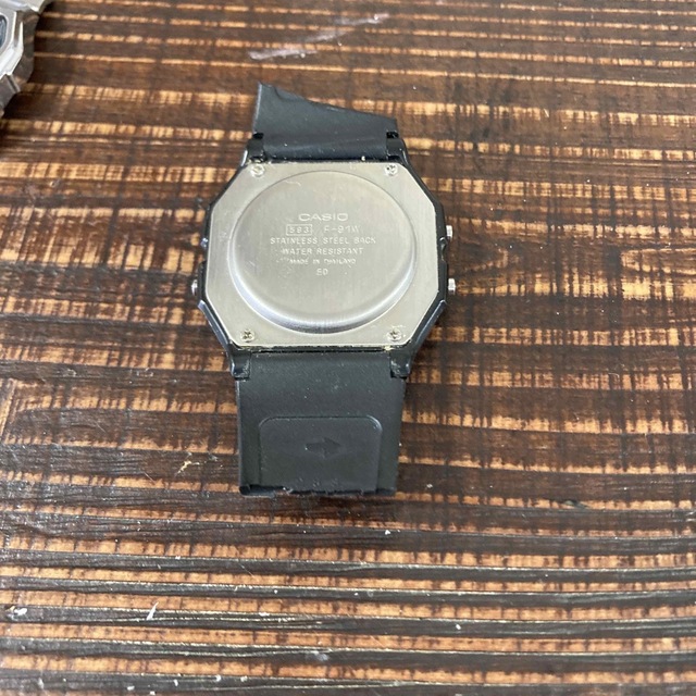 カシオ　F-91W バンド切れ メンズの時計(腕時計(デジタル))の商品写真