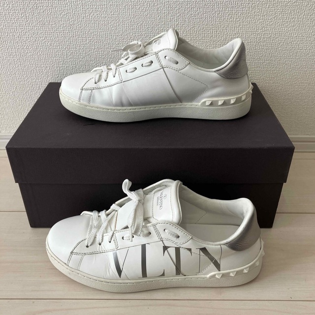 valentino garavani(ヴァレンティノガラヴァーニ)のヴァレンティノ　ホワイト　シルバー　スニーカー　美品 メンズの靴/シューズ(スニーカー)の商品写真