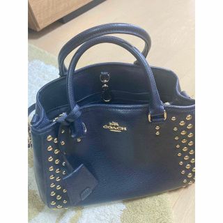 コーチ(COACH)のcoach スタッズハンドバッグ(ショルダーバッグ)