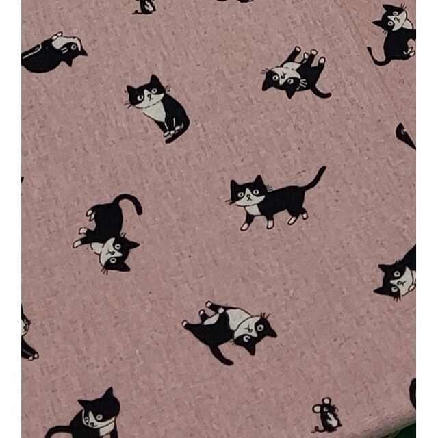 47 ハチワレ 猫  くすみピンク　綿麻キャンバス生地　108×50cm ハンドメイドの素材/材料(生地/糸)の商品写真