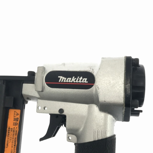 Makita ☆中古品☆makita マキタ 常圧 エアタッカー AT425BZK ステープル幅4mm 長さ25mm エアータッカー エアネイラ  63380の通販 by 工具販売専門店Borderless(ラクマ店)｜マキタならラクマ