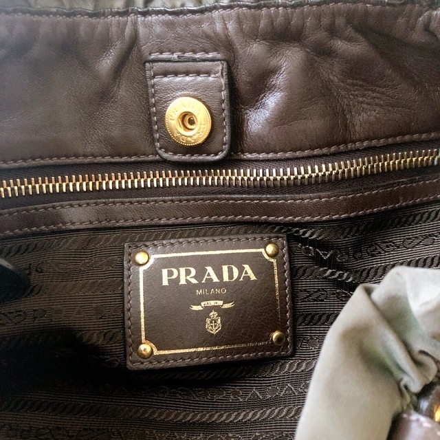 PRADA プラダトートバックレタリングロゴ カーキ ナイロン カード付きainaファッション