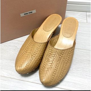 人気沸騰ブラドン ミュウミュウ サンダル サボ 下駄 ゴールド スタッズ